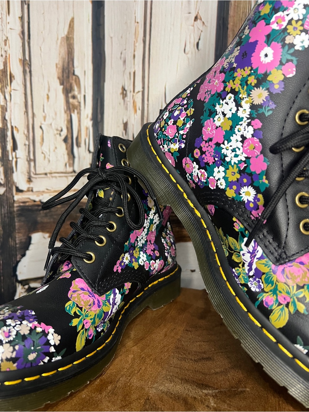 TRENDY & STYLISH Dr. Martens Black Floral Lace-Up Combat Boots - Picture 2 of 9